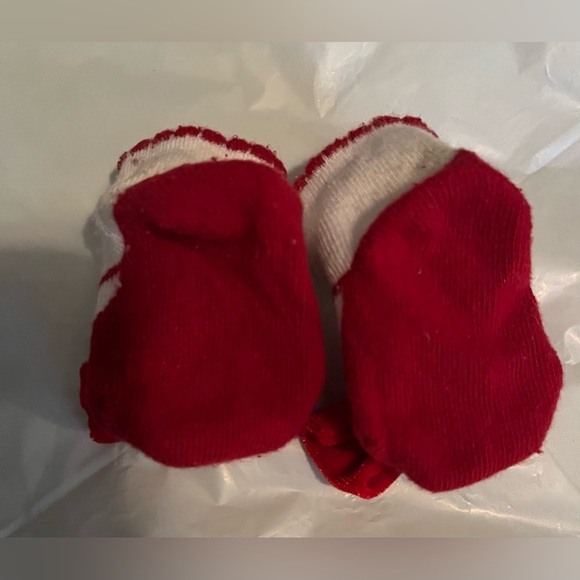 Newborn Baby Girl Bundle:2 mittens new, 1 cap new, 5 pair of socks 5 new, 2 used - Picture 10 of 10